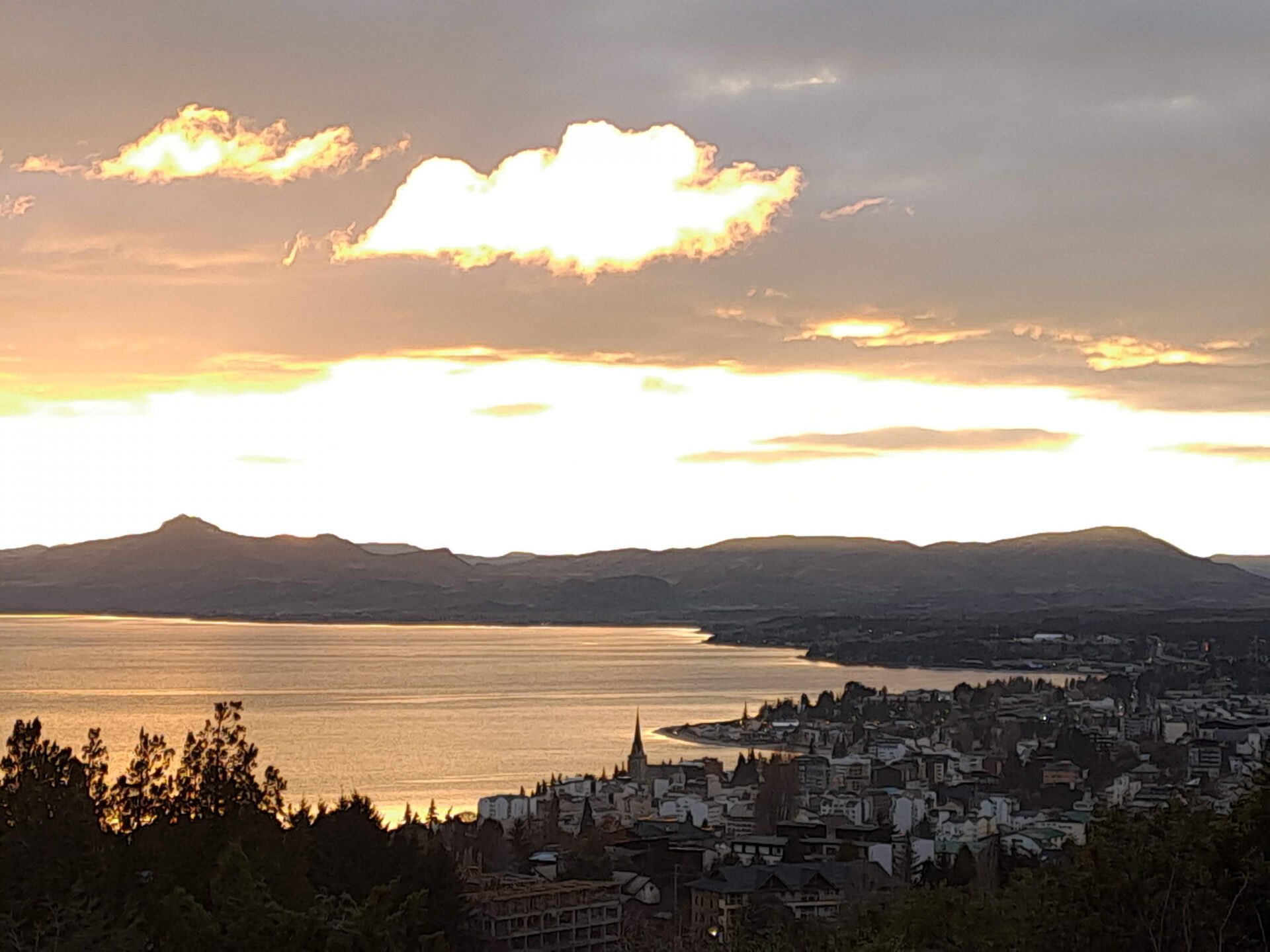 Atardecer sobre el lago