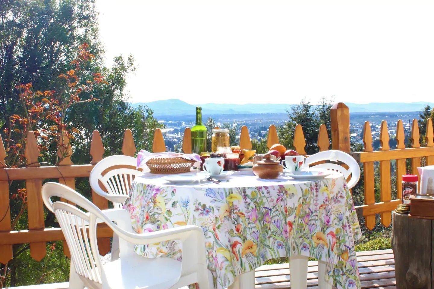 Desayuno en el deck, con vista al lago