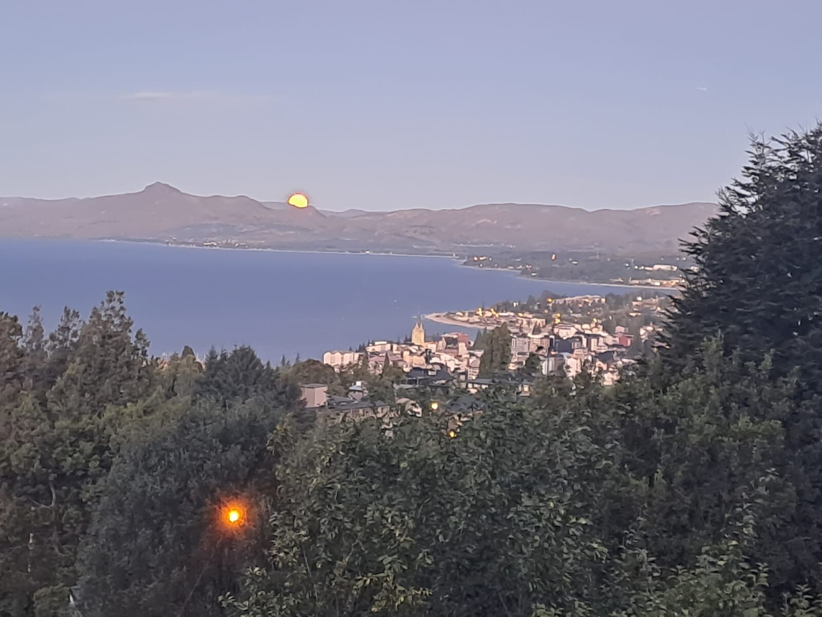 Vista al lago y la ciudad